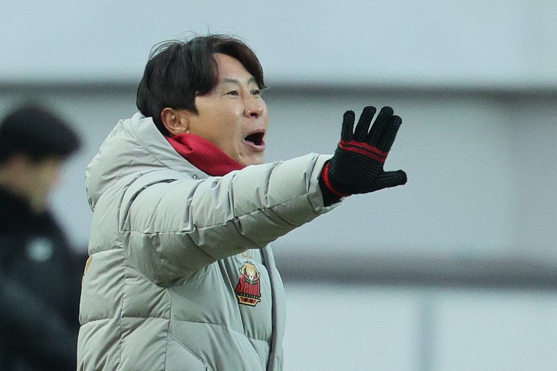 22일 오후 서울 마포구 서울월드컵경기장에서 하나은행 K리그1 2025 2라운드 FC서울과 FC안양의 경기에서 김기동 FC서울 감독이 작전 지시를 하고 있다. 2025.2.22/뉴스1 ⓒ News1 신웅수 기자