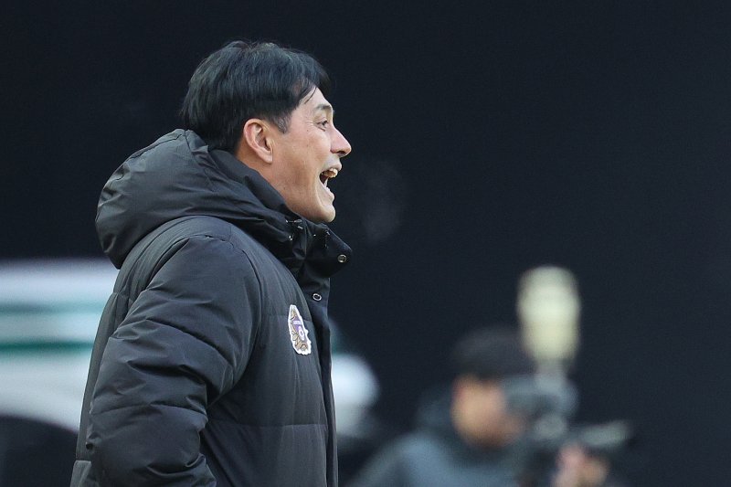 22일 오후 서울 마포구 서울월드컵경기장에서 하나은행 K리그1 2025 2라운드 FC서울과 FC안양의 경기에서 유병훈 FC안양 감독이 작전 지시를 하고 있다. 2025.2.22/뉴스1 ⓒ News1 신웅수 기자