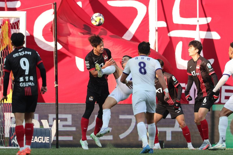 22일 오후 서울 마포구 서울월드컵경기장에서 하나은행 K리그1 2025 2라운드 FC서울과 FC안양의 경기에서 FC서울 김주성과 FC안양 마테우스가 볼경합을 벌이고 있다. 2025.2.22/뉴스1 ⓒ News1 신웅수 기자