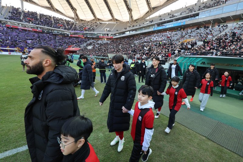 22일 오후 서울 마포구 서울월드컵경기장에서 하나은행 K리그1 2025 2라운드 FC서울과 FC안양의 경기에서 양팀 선수들이 입장하고 있다. 2025.2.22/뉴스1 ⓒ News1 신웅수 기자