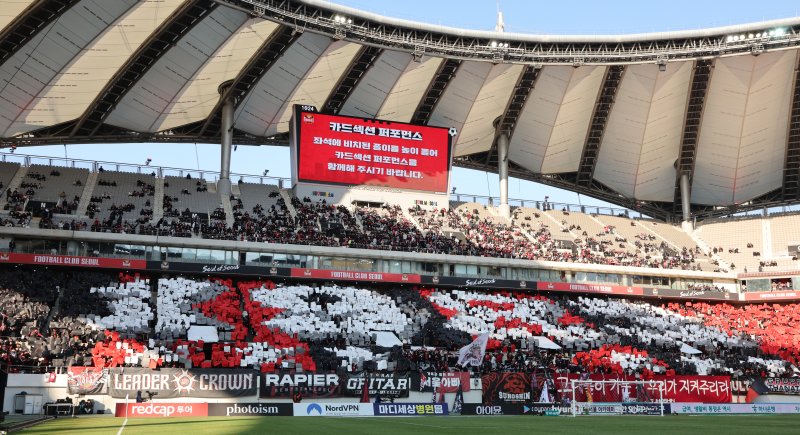 22일 오후 서울 마포구 서울월드컵경기장에서 하나은행 K리그1 2025 2라운드 FC서울과 FC안양의 경기에서 FC서울 팬들이 카드 섹션을 선보이고 있다. 2025.2.22/뉴스1 ⓒ News1 신웅수 기자