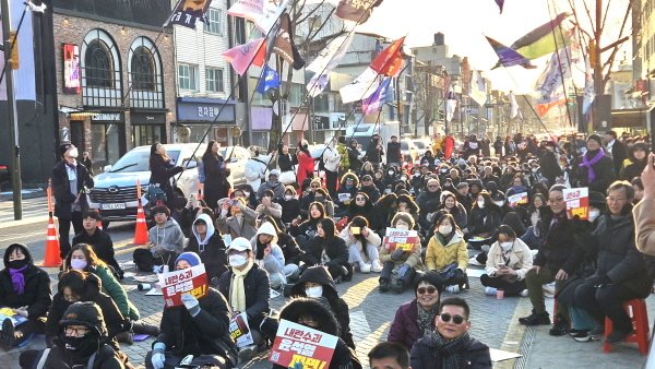 22일 오후 4시 전북 전주시 객사 앞에서 ‘제10차 윤석열 퇴진 비상 촛불집회’가 개최됐다./2025.2.22 신준수 기자