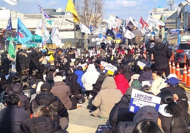22일 전주시 객사 앞에서 개최된 ‘제10차 윤석열 퇴진 비상 촛불집회’에서 참석한 500 여명의 시민들이 '윤석열 탄핵'을 외쳤다 2025.2.22./임충식 기자