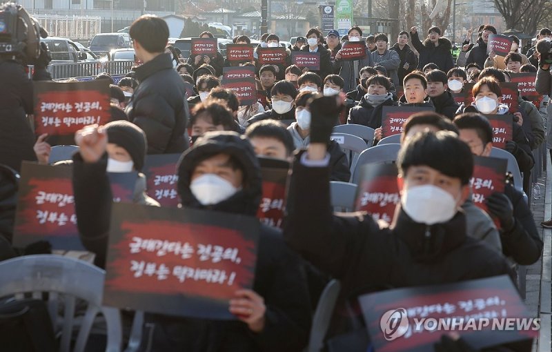 국방부 앞 구호 외치는 군 미필 사직 전공의들 (출처=연합뉴스)