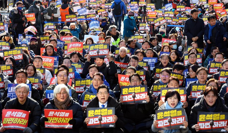 [서울=뉴시스] 박주성 기자 = 22일 오후 서울 종로구 안국역 인근에서 열린 내란종식·헌정수호를 위한 윤석열 파면 촉구 범국민대회에서 민주당 박찬대 원내대표를 비롯한 국회의원들과 윤석열 대통령 탄핵을 촉구하는 시민들이 구호를 외치고 있다. 2025.02.22. park7691@newsis.com