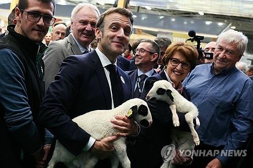 농업박람회장 찾은 마크롱 (출처=연합뉴스)