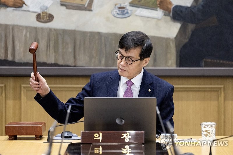 금융통화위원회서 의사봉 두드리는 이창용 한국은행 총재 (출처=연합뉴스)