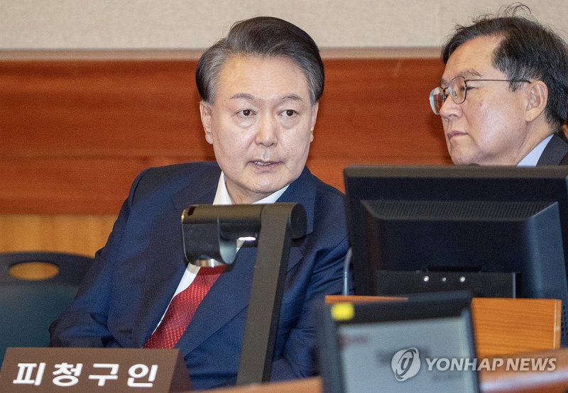 변호인과 대화하는 윤 대통령 (출처=연합뉴스)