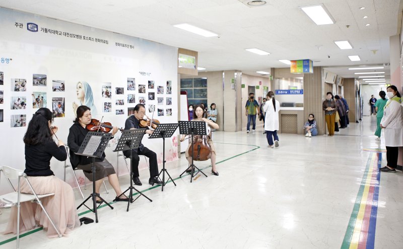 가톨릭대 대전성모병원이 병원 1층 로비에서 호스피스 완화의료 주간을 맞아 ‘2024년 호스피스·완화의료 홍보 음악회 및 캠페인’을 실시했다.(사진=대전성모병원 제공) *재판매 및 DB 금지