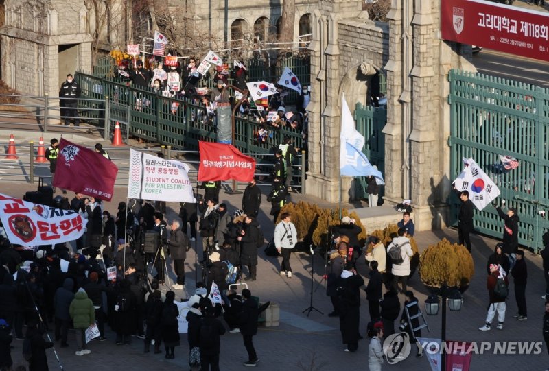 대통령 탄핵을 둘러싼 대학가 두 목소리 (출처=연합뉴스)