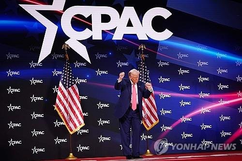 연설후 'YMCA송' 맞춰 몸 흔드는 트럼프 (출처=연합뉴스)