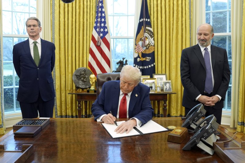 [워싱턴=AP/뉴시스]도널드 트럼프 미국 대통령이 3일(현지시각) 미 워싱턴 백악관 오벌오피스에서 재무부 장관 스콧 베센트(왼쪽)와 상무부 장관 하워드 러트닉이 지켜보는 가운데 행정 명령에 서명하는 모습.