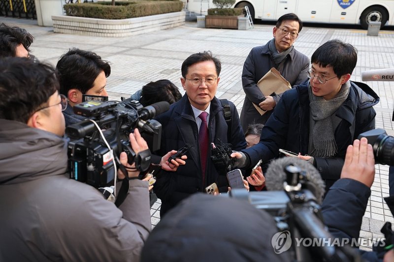 취재진 질문에 답하는 윤갑근 변호사 (출처=연합뉴스)