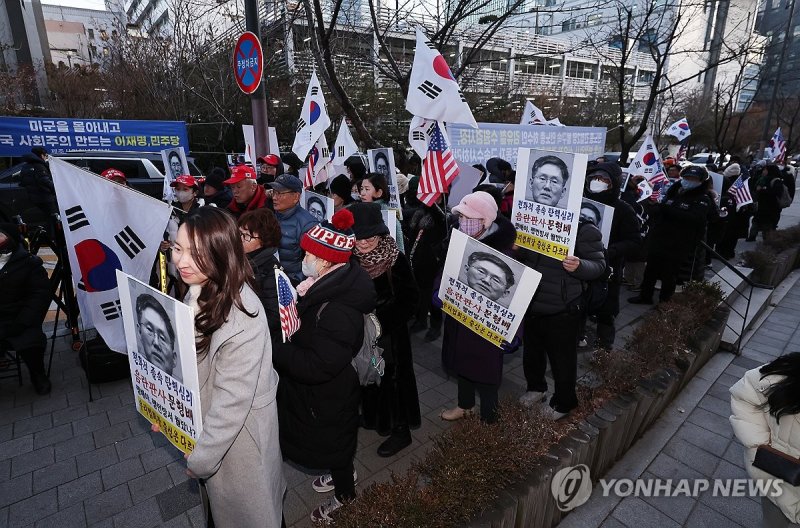 문형배 권한대행 자택 앞에서 집회 벌이는 탄핵반대 단체 (출처=연합뉴스)