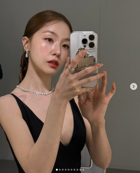 방민아, 과감 노출 드레스 자태…남다른 섹시미