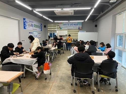 붐비는 500원 식당 (출처=연합뉴스)