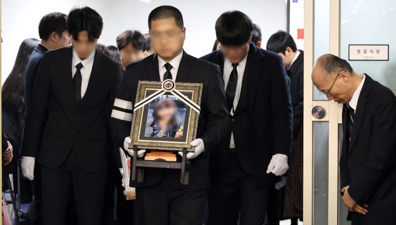 [대전=뉴시스] 강종민 기자 = 고(故) 김하늘 양의 발인식이 이뤄진 지난 14일 오전 하늘 양의 운구행렬이 대전 서구 건양대병원 영결식장을 나서고 있다. 2025.02.14. ppkjm@newsis.com