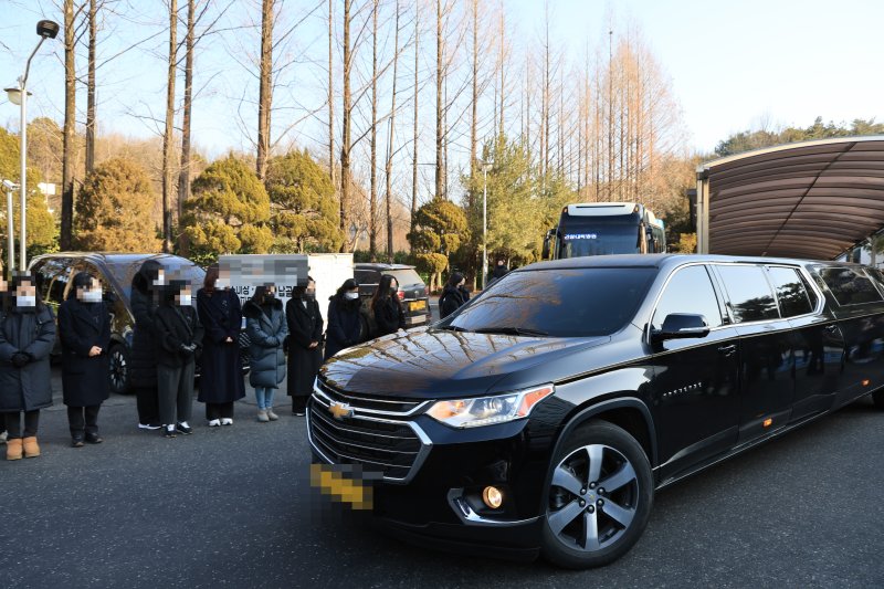 [대전=뉴시스] 박우경 기자 = 고(故) 김하늘(7)양의 발인이 이뤄진 지난 14일 오전 대전 서구 건양대병원 장례식장에서 관을 실은 운구차량이 화장터로 이동하고 있다. 2025.02.14. spacedust1@newsis.com
