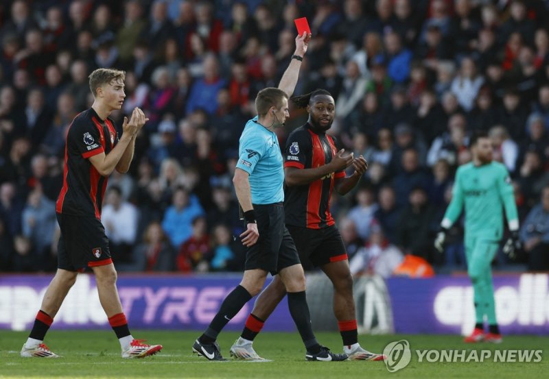 레드카드를 꺼내 보이는 주심. (출처=연합뉴스)