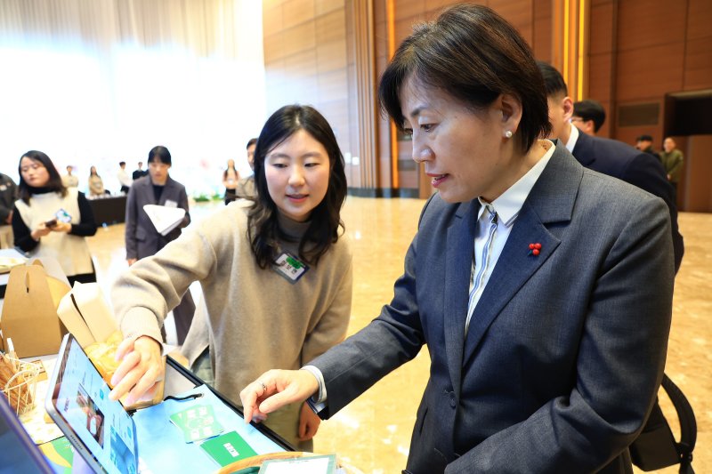 송미령 농림축산식품부 장관이 16일 대전 호텔ICC에서 열린 "농업‧농촌‧농산업의 미래 주역 청년들과의 소통 한마당"에서 전시장을 둘러보고 있다. (농림축산식품부 제공) 2024.12.16/뉴스1