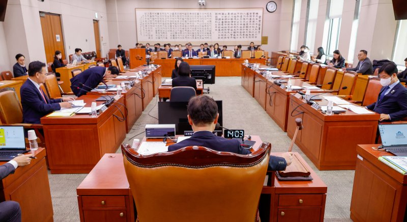 22일 서울 여의도 국회 법제사법위원회에서 열린 제1차 법안심사제1소위원회에서 박범계 소위원장이 의사봉을 두드리고 있다. 법사위는 이날 이사 충실의무 대상을 주주로 확대하는 내용의 상법 개정안 등을 논의한다. 2025.1.22/뉴스1 ⓒ News1 안은나 기자