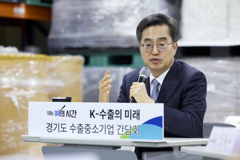 [수원=뉴시스] 20일 오후 ㈜예선테크에서 열린 경기도 수출 중소기업 현장 간담회에서 김동연 경기도지사가 인사말을 하고 있다. (사진=경기도 제공) 2025.02.20. photo@newsis.com *재판매 및 DB 금지