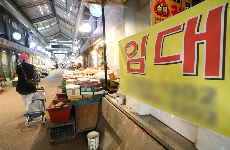 서울시는 서울경제의 허리인 소상공인에 대한 집중 처방으로 경제 침체를 극복하기 위해 올해 총 250억원을 투입해 2만4000명이 혜택을 받을 수 있는 소상공인 생애주기별 종합 패키지 지원을 한다. 서울시내의 한 전통시장 내 상점에 임대 안내문이 게시돼 있다. 뉴스1