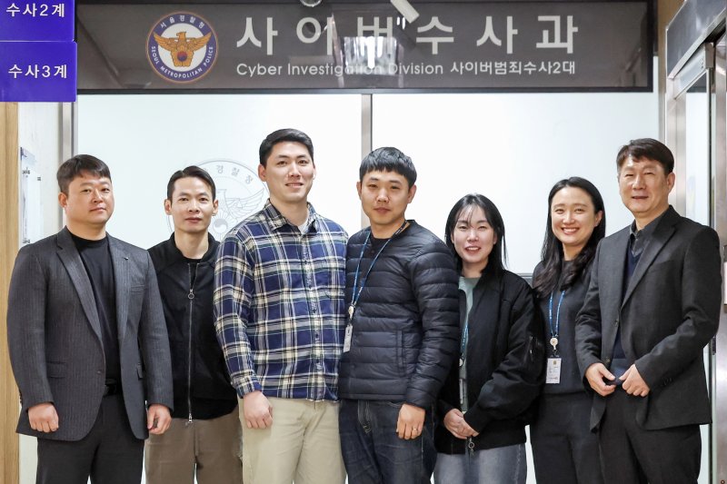 '목사방 수사'를 맡은 서울경찰청 사이버범죄수사2대 3팀이 지난 13일 서울 종로구 서울경찰청에서 뉴스1과의 인터뷰에 앞서 포즈를 취하고 있다. 최경복 경위(왼쪽부터), 강길병 경감, 손새결 경위, 정계민 경위, 방은진 경장, 김진영 경위, 조승노 경감. 2025.2.13/뉴스1 ⓒ News1 민경석 기자