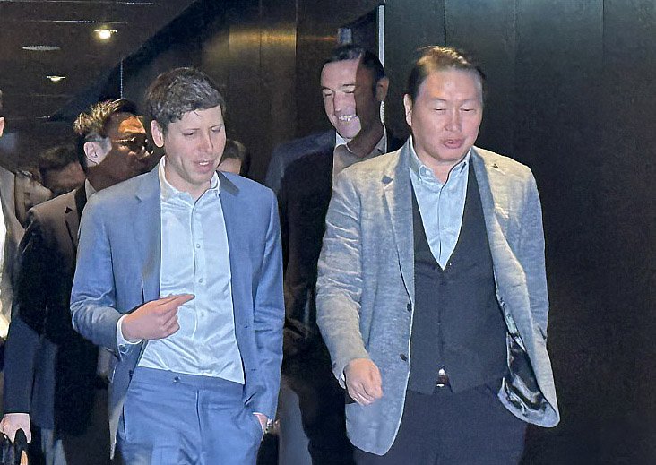 최태원 SK그룹 회장과 샘 올트먼 오픈AI 최고경영자(CEO)가 4일 서울 중구 플라자 호텔에서 회동을 마친 뒤 함께 이동하고 있다. (공동취재단) 2025.2.4/뉴스1 ⓒ News1 최동현 기자