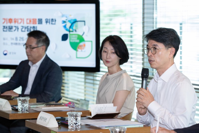 김완섭 환경부 장관이서울 은평구 한국환경산업기술원에서 기후위기 대응을 위한 전문가 간담회를 하고 있다. (환경부 제공) 2024.8.26/뉴스1