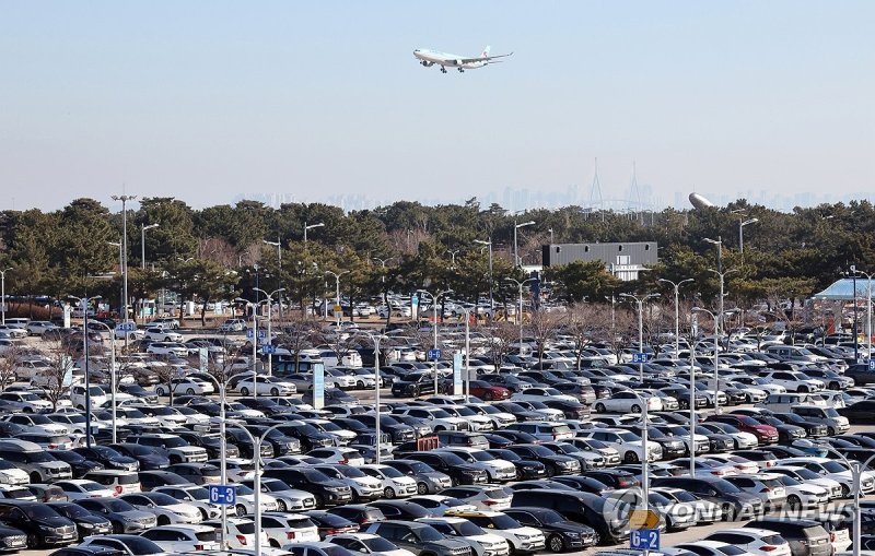 차량으로 꽉 찬 인천공항 주차장 (출처=연합뉴스)