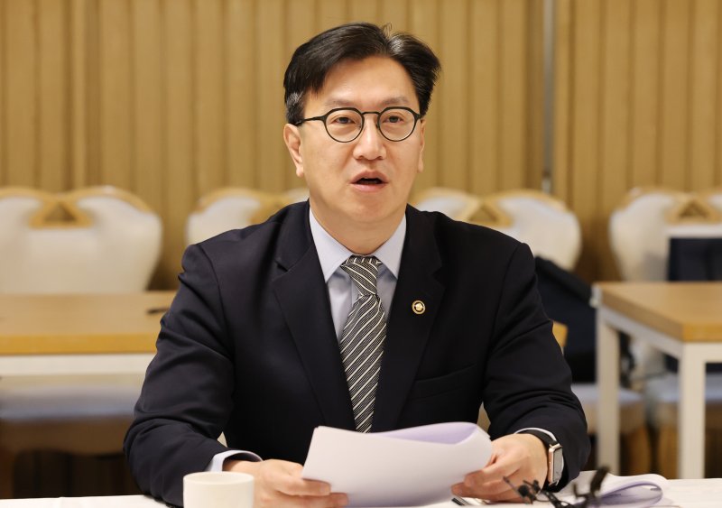 김범석 기획재정부 1차관이 19일 오전 서울 종로구 정부서울청사에서 열린 2025년 중장기전략위원회 전체회의에서 발언을 하고 있다. 2025.2.19/뉴스1 ⓒ News1 임세영 기자