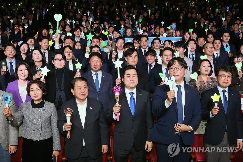 더불어민주당 전국청년당원대회 기념촬영 (출처=연합뉴스)
