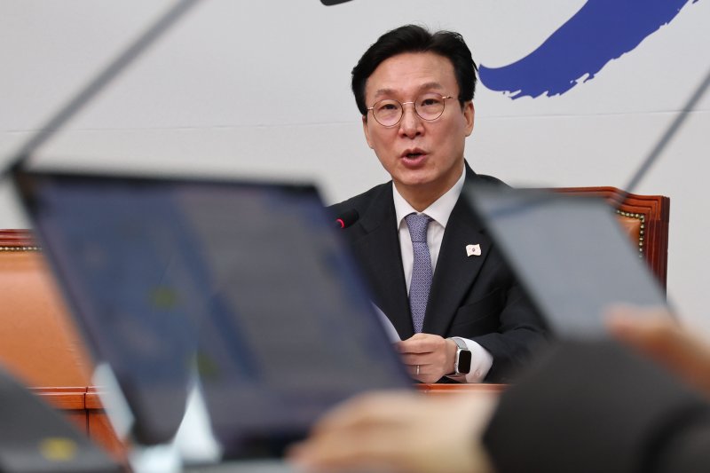 [서울=뉴시스] 권창회 기자 = 김민석 더불어민주당 최고위원이 23일 오전 서울 여의도 국회에서 기자간담회를 열고 발언하고 있다. 2025.02.23. kch0523@newsis.com