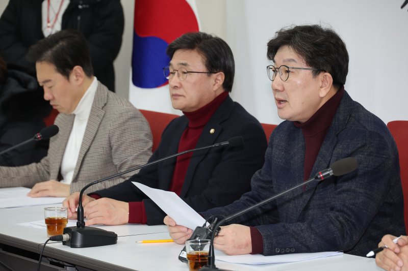 국민의힘 권성동 원내대표가 23일 서울 여의도 국회에서 현안 관련 기자간담회를 하고 있다. 연합뉴스