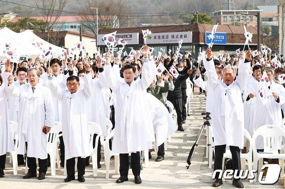 이상일 시장(앞 줄 왼쪽 세번째) 등이 지난해 3월 23일 구 원삼어린이집 야외무대에서 열린 용인 3·21 만세운동 기념 행사에서 만세 삼창을 하고 있는 모습.(용인시 제공)