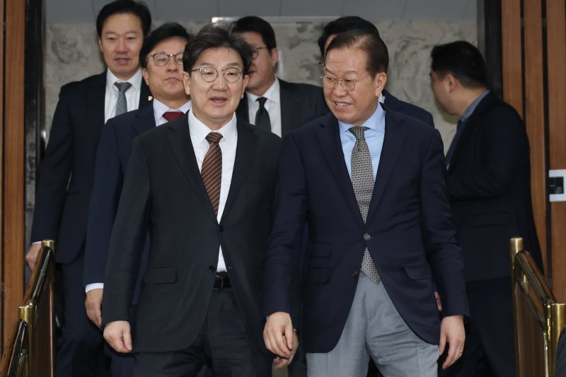권영세 국민의힘 비상대책위원장과 권성동 원내대표 2025.2.18/뉴스1 ⓒ News1 이광호 기자