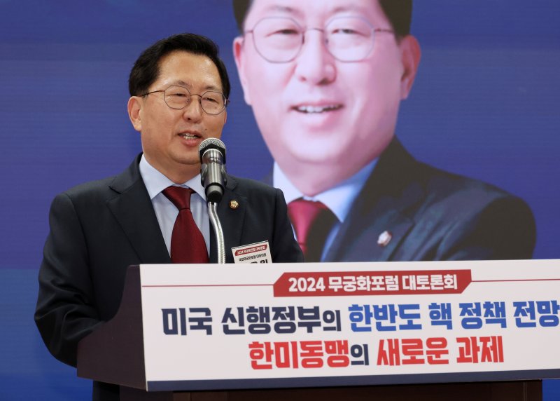 [서울=뉴시스] 조성우 기자 = 11일 오후 서울 여의도 국회에서 열린 2024 무궁화포럼 대토론회 '미국 신행정부의 한반도 핵 정책 전망과 한미동맹의 새로운 과제'에서 유용원 대표 의원이 개회사를 하고 있다. 2024.11.11. xconfind@newsis.com