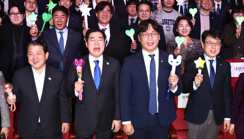 박찬대 더불어민주당 원내대표가 23일 오전 서울 여의도 국회 의원회관에서 열린 더불어민주당 전국청년위원회 발대식에서 참석자들과 응원봉을 들고 기념촬영을 하고 있다. 앞줄 왼쪽부터 김병주 최고위원, 박 원내대표, 모경종 위원장, 진성준 정책위의장. 2025.2.23/뉴스1 ⓒ News1 김민지 기자