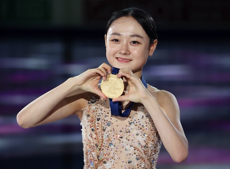 2025 ISU 사대륙 피겨스케이팅 선수권대회 여자 싱글 프리스케이팅에서 금메달을 차지한 김채연이 23일 오후 서울 양천구 목동 아이스링크에서 열린 시상식에서 메달을 들고 기념촬영하고 있다. 2025.2.23/뉴스1 ⓒ News1 김진환 기자