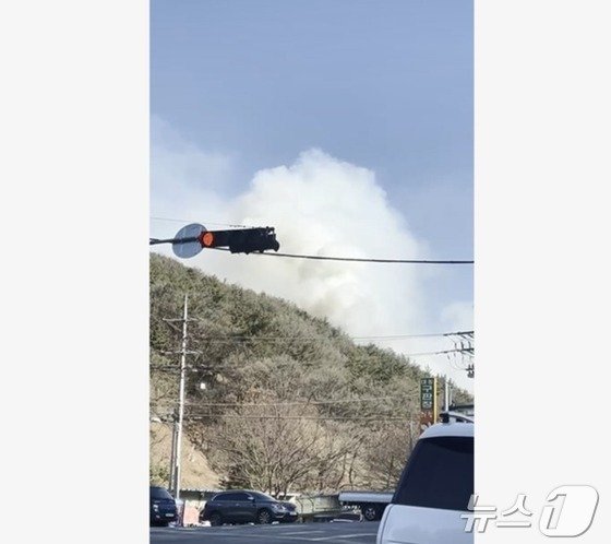 22일 오후 2시 54분 대전 동구 신상동의 한 야산에서 불이 난 모습. (독자 제공) /뉴스1