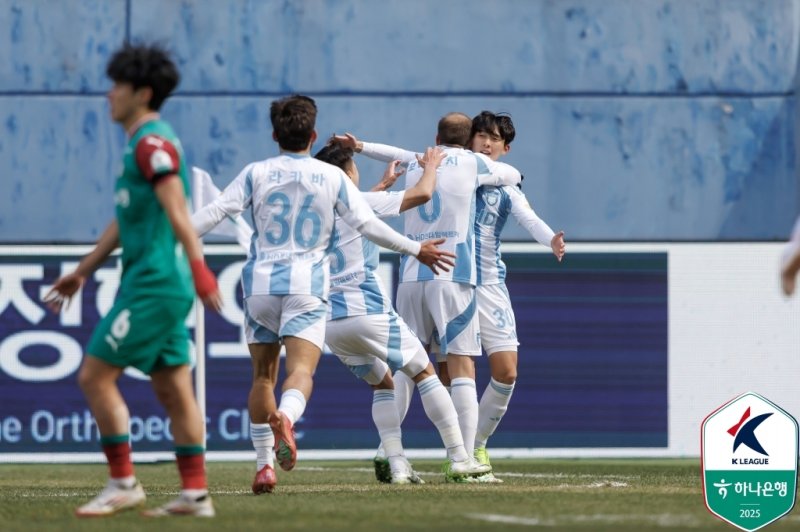선제골을 터트린 뒤 동료들과 기쁨을 나누는 울산 윤재석. (출처=연합뉴스)