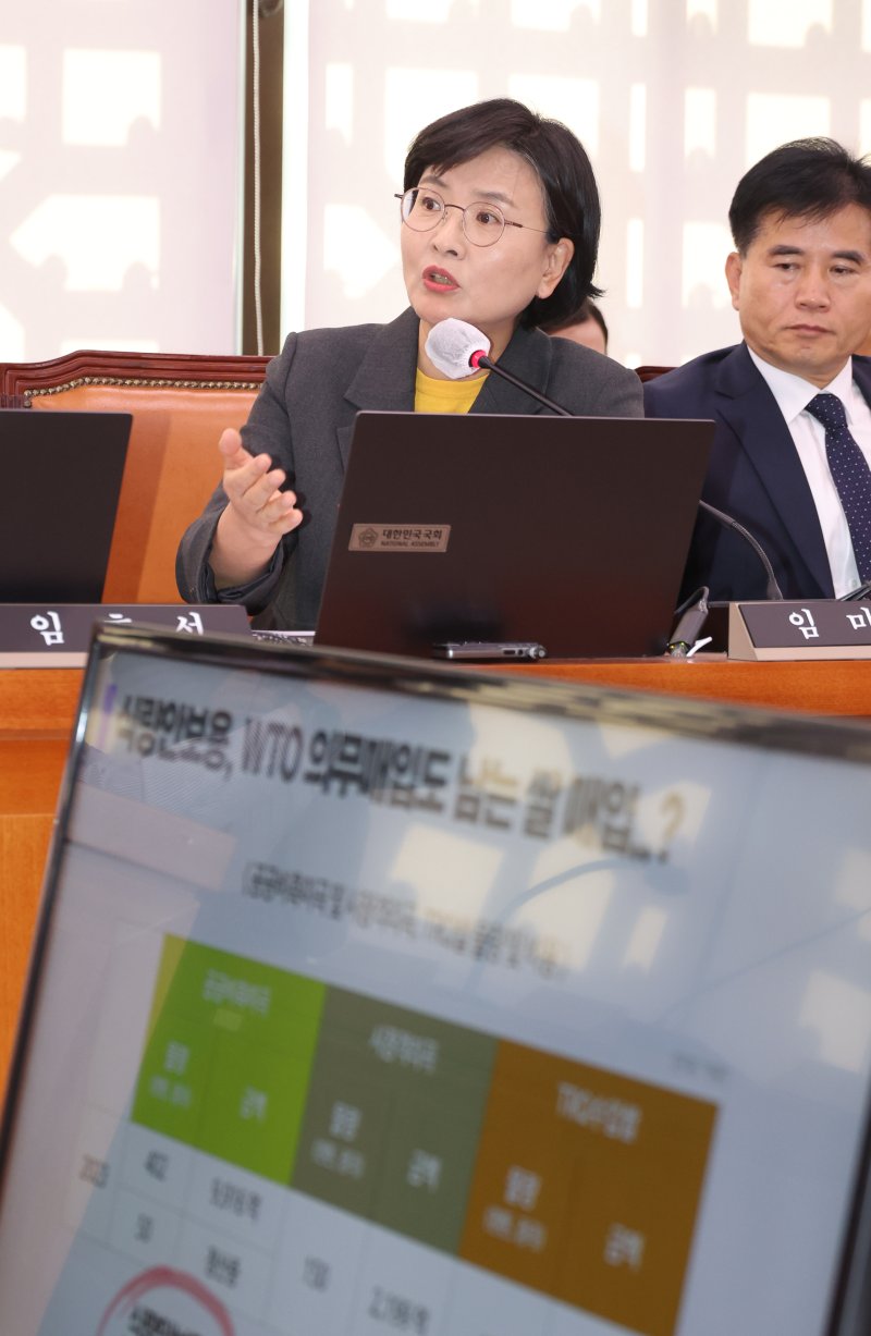 [서울=뉴시스] 고승민 기자 = 임미애 더불어민주당 의원이 24일 서울 여의도 국회에서 열린 농림축산식품해양수산위원회의 농림축산식품부 및 소관기관 종합감사에서 송미령 농림수산식품부 장관에게 질의하고 있다. 2024.10.24. kkssmm99@newsis.com