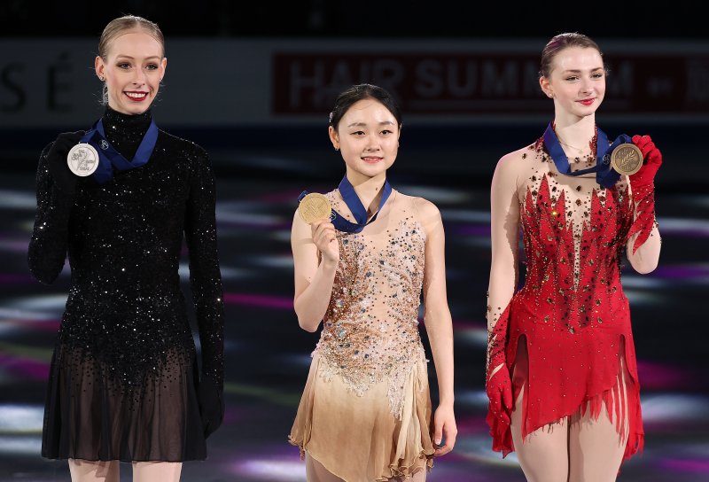 2025 ISU 사대륙 피겨스케이팅 선수권대회 여자 싱글 프리스케이팅에서 금메달을 차지한 김채연을 비롯한 수상자들이 23일 오후 서울 양천구 목동 아이스링크에서 열린 시상식에서 메달을 깨물며 기념촬영하고 있다. 2025.2.23/뉴스1 ⓒ News1 김진환 기자