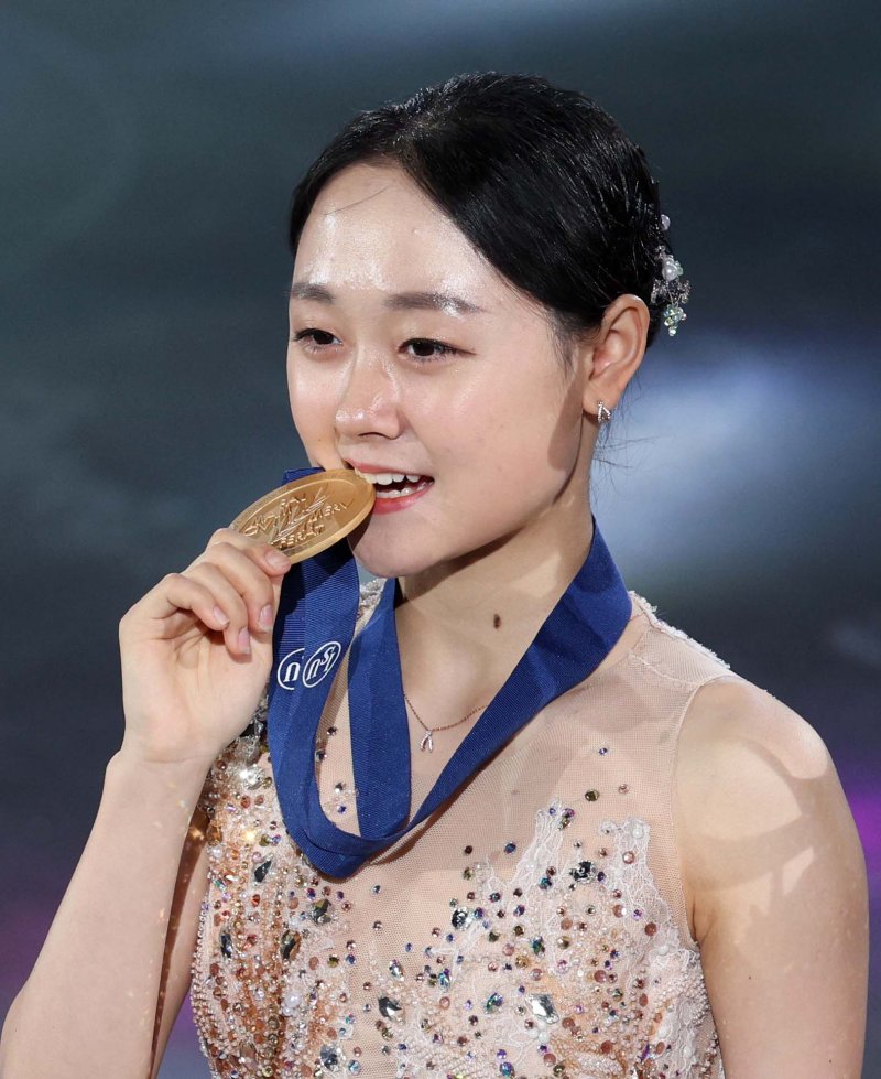 [서울=뉴시스] 고범준 기자 = 23일 오후 서울 양천구 목동 아이스링크에서 열린 2025 ISU 4대륙 피겨 선수권대회 여자 싱글 프리스케이팅에서 금메달을 획득한 김채연이 세리머니를 하고 있다. 2025.02.23. bjko@newsis.com