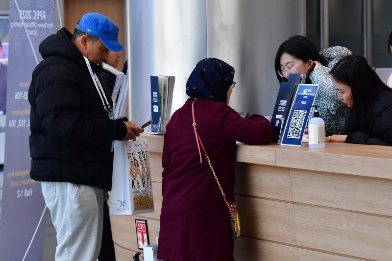 APEC 고위관리회의(SOM1) 개막을 하루 앞둔 23일 회의장인 경북 경주시 보문단지 내 화백컨벤션센터에서 막바지 준비에 한창인 가운데 회원국 대표들이 참가 접수를 하고 있다. 2025.2.23/뉴스1 ⓒ News1 최창호 기자