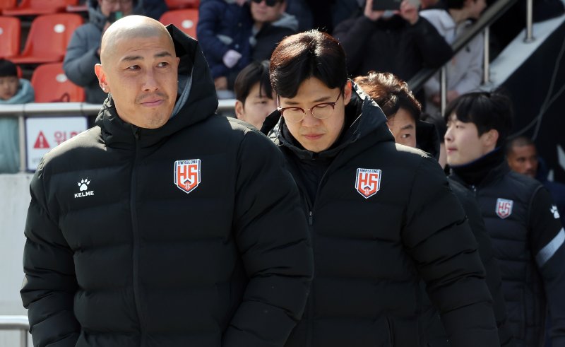 화성FC 차두리 감독이 23일 오후 경기 성남 탄천종합운동장에서 열린 하나은행 K리그2 2025 시즌 개막전 성남FC와 화성FC의 경기에 입장하고 있다. 2025.2.23/뉴스1 ⓒ News1 이동해 기자