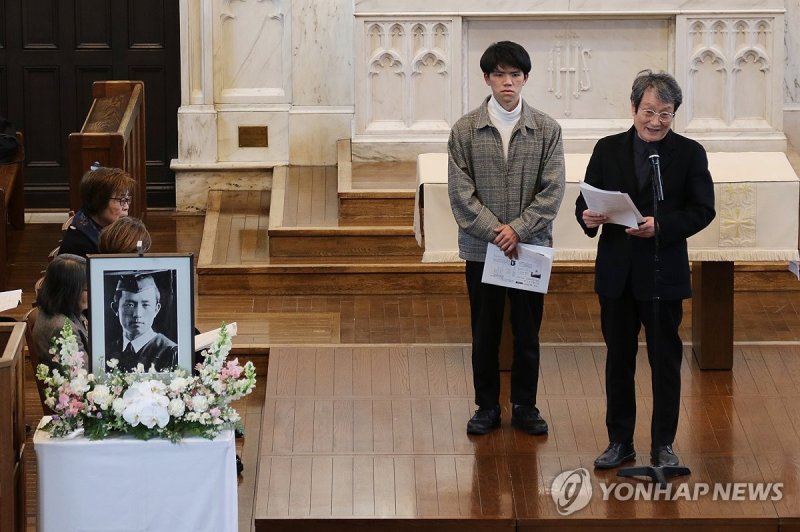 일본 릿쿄대에서 윤동주 시 낭독하는 문성근 (출처=연합뉴스)