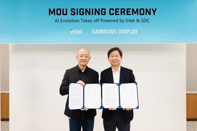 삼성디스플레이 경기도 용인 기흥캠퍼스에서 지난 21일 열린 인텔과의 업무협약(MOU) 체결식에서 이호중 중소형 상품기획팀장(오른쪽)과 데이비드 펭 인텔 클라이언트 컴퓨팅 그룹 클라이언트 세그먼트 총괄이 기념촬영을 하고 있다. 삼성디스플레이 제공
