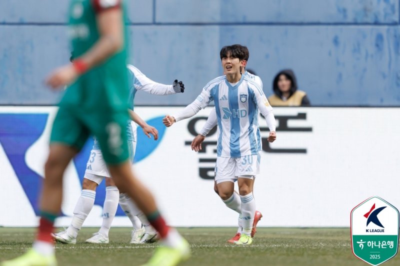 [서울=뉴시스] 프로축구 K리그1 울산 HD의 윤재석. (사진=한국프로축구연맹 제공) *재판매 및 DB 금지